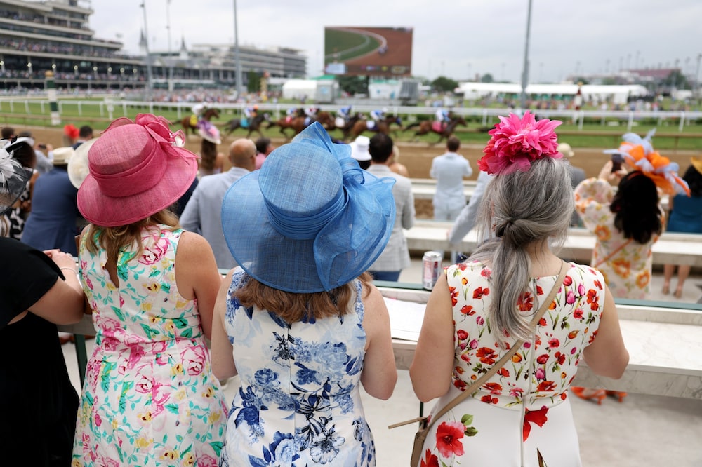 Espectadores presencian el Kentucky Derby en Churchill Downs, con la pista al fondo y ambiente de alta concurrencia. Espectadores presencian el Kentucky Derby en Churchill Downs, con la pista al fondo y ambiente de alta concurrencia.