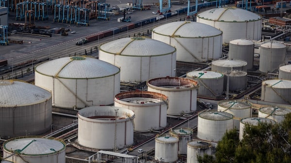 La AIE acuerda completar la liberación pendiente de 100 millones de barriles de petróleo La AIE acuerda completar la liberación pendiente de 100 millones de barriles de petróleo