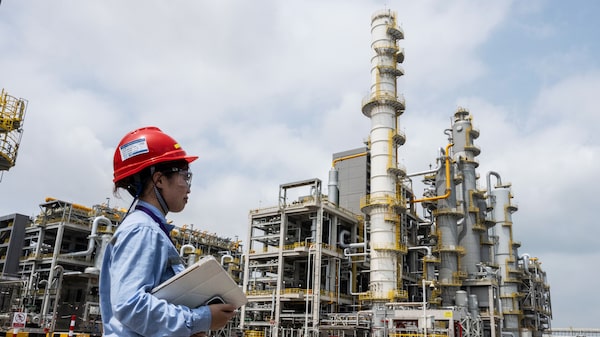 BASF abre fábrica de US$ 11,6 bi na China, mas prevê lucros menores com guerra, diz CEO BASF abre fábrica de US$ 11,6 bi na China, mas prevê lucros menores com guerra, diz CEO