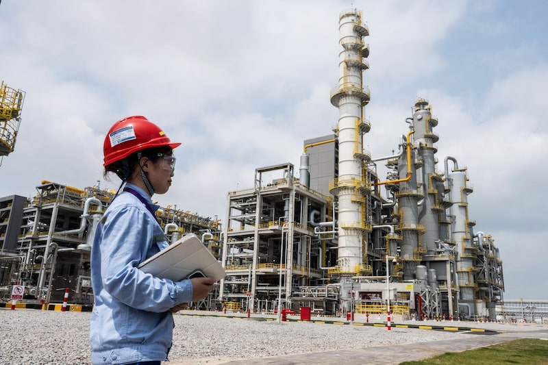 Funcionário na nova fábrica da Basf na China Funcionário na nova fábrica da Basf na China