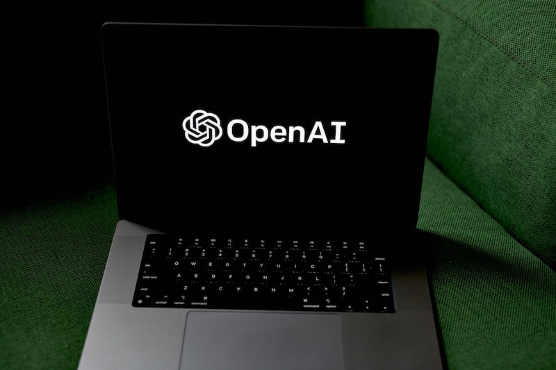 El logotipo de OpenAI en un ordenador portátil. El logotipo de OpenAI en un ordenador portátil.