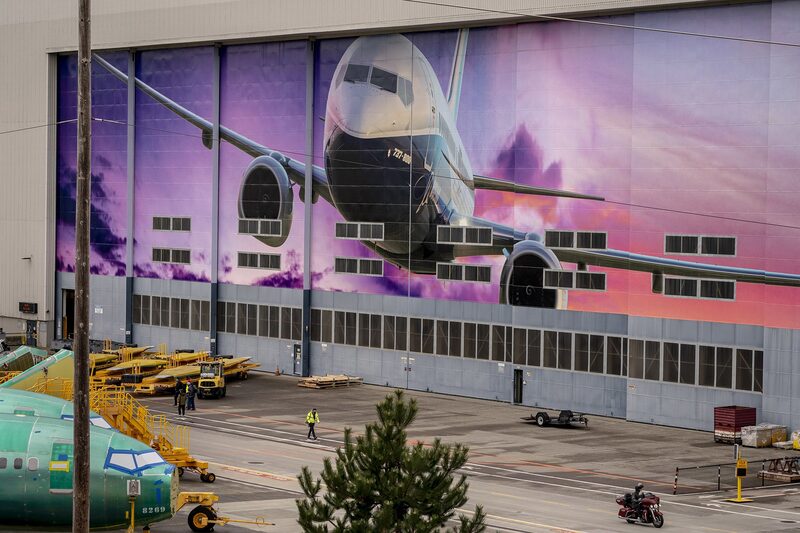 Un trabajador camina bajo un mural de un avión 737-800 de Boeing Co. fuera de la planta de fabricación de la compañía en Renton, Washington, Estados Unidos, el lunes 21 de marzo de 2022. Foto: Bloomberg Un trabajador camina bajo un mural de un avión 737-800 de Boeing Co. fuera de la planta de fabricación de la compañía en Renton, Washington, Estados Unidos, el lunes 21 de marzo de 2022. Foto: Bloomberg