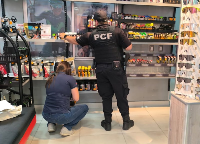 Elementos de la Policía de Control Fiscal (PCF),un cuerpo policial del Ministerio de Hacienda Costa Rica, en un operativo. Elementos de la Policía de Control Fiscal (PCF),un cuerpo policial del Ministerio de Hacienda Costa Rica, en un operativo.