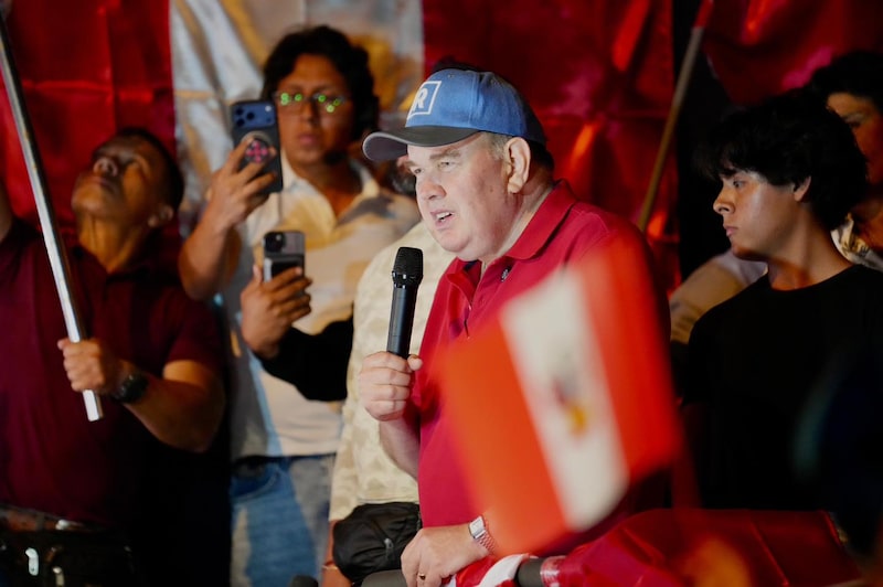 López Aliaga pide elecciones complementarias en Perú en medio de empate con Roberto Sánchez. López Aliaga pide elecciones complementarias en Perú en medio de empate con Roberto Sánchez.