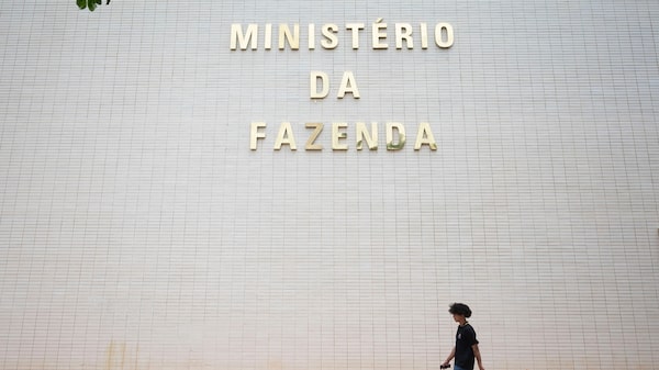 Intervenções recordes do Tesouro reduzem o colchão de liquidez da dívida pública Intervenções recordes do Tesouro reduzem o colchão de liquidez da dívida pública