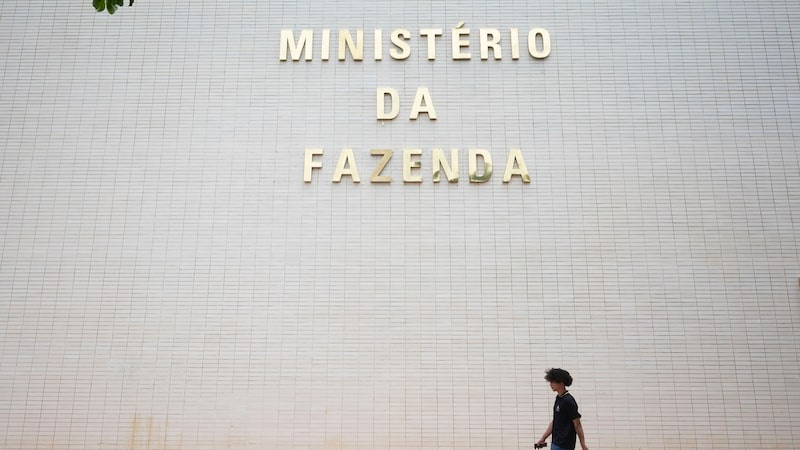 Intervenções recordes do Tesouro reduzem o colchão de liquidez da dívida pública Intervenções recordes do Tesouro reduzem o colchão de liquidez da dívida pública