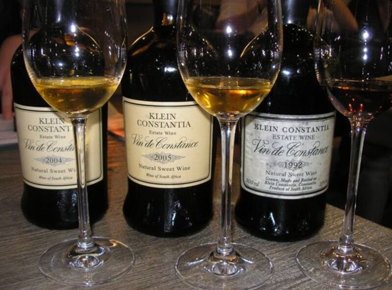 Tres cosechas del fabuloso vino dulce de la bodega Klein Constantia se alinean para su degustación en el restaurante Buitenverwachting, en Constantia, Ciudad del Cabo, Sudáfrica, el 15 de enero de 2011. Los vinos dulces de Constantia fueron apreciados por los reyes durante el siglo XIX. Fotógrafo: Elin McCoy/Bloomberg Tres cosechas del fabuloso vino dulce de la bodega Klein Constantia se alinean para su degustación en el restaurante Buitenverwachting, en Constantia, Ciudad del Cabo, Sudáfrica, el 15 de enero de 2011. Los vinos dulces de Constantia fueron apreciados por los reyes durante el siglo XIX. Fotógrafo: Elin McCoy/Bloomberg