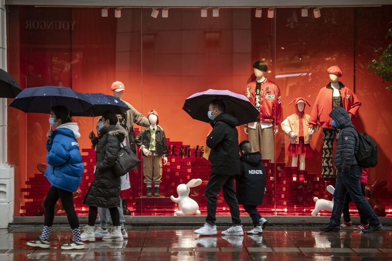 China necesitará que sus cautelosos consumidores empiecen a gastar de nuevo para lograr un crecimiento económico más fuerte, pero los datos recientes muestran lo difícil que puede ser ese objetivo este año. China necesitará que sus cautelosos consumidores empiecen a gastar de nuevo para lograr un crecimiento económico más fuerte, pero los datos recientes muestran lo difícil que puede ser ese objetivo este año.