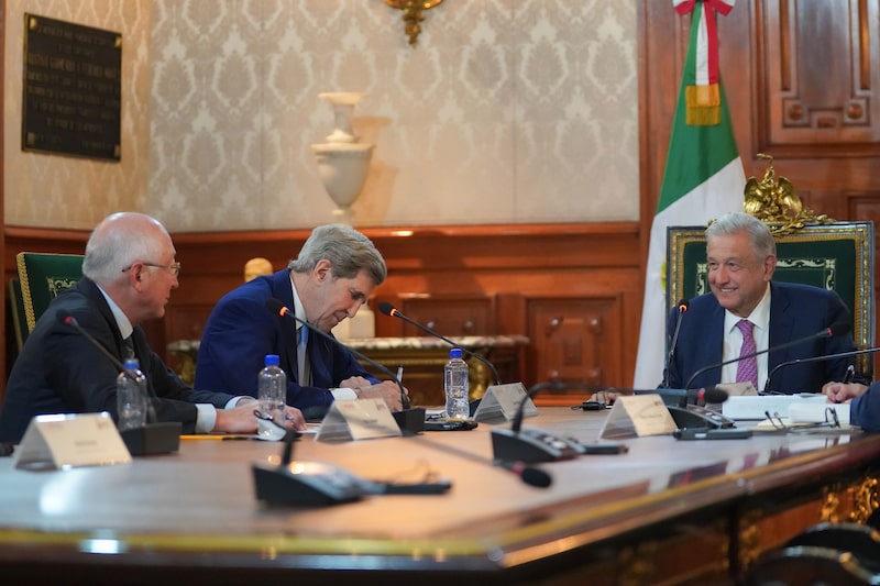 El presidente de México Andrés Manuel López Obrador, el enviado especial de Estados Unidos sobre el Clima, John Kerry y el embajador estadounidense en México Ken Salazar discuten temas energeticos y ambientales en el Palacio Nacional de la Ciudad de México (Foto: Presidencia). El presidente de México Andrés Manuel López Obrador, el enviado especial de Estados Unidos sobre el Clima, John Kerry y el embajador estadounidense en México Ken Salazar discuten temas energeticos y ambientales en el Palacio Nacional de la Ciudad de México (Foto: Presidencia).