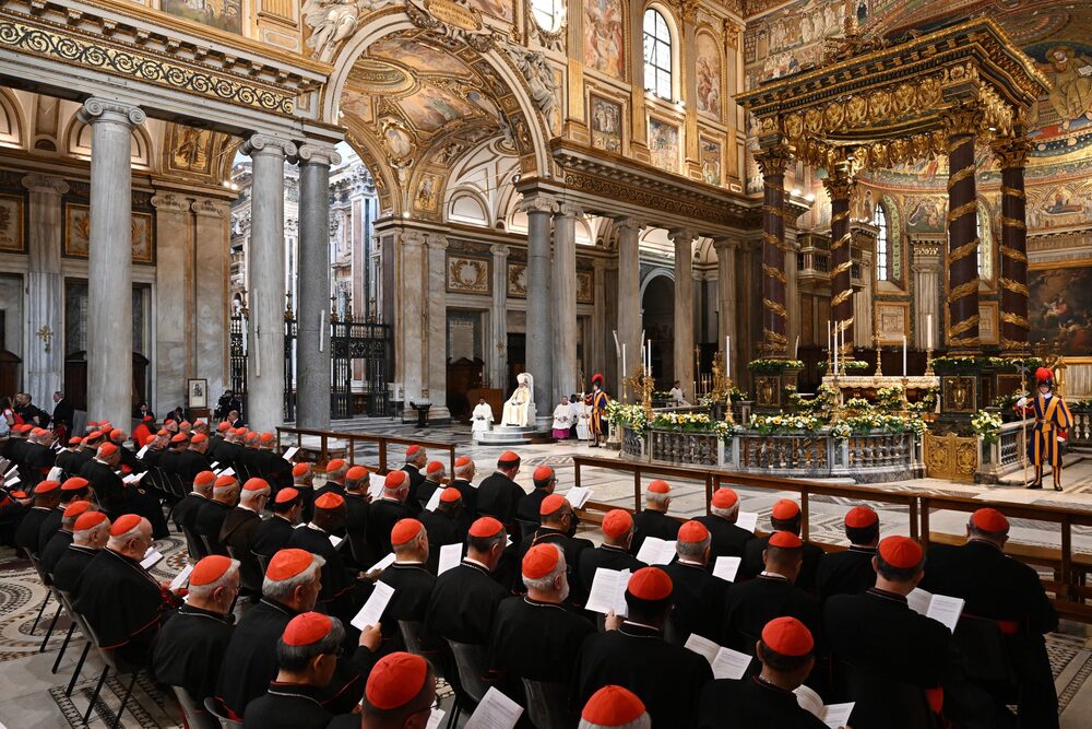 Cardenales en la Basílica de Santa María la Mayor, Roma, el 27 de abril. Fotógrafo: Eric Vandeville/Vatican Pool/Getty Images Cardenales en la Basílica de Santa María la Mayor, Roma, el 27 de abril. Fotógrafo: Eric Vandeville/Vatican Pool/Getty Images