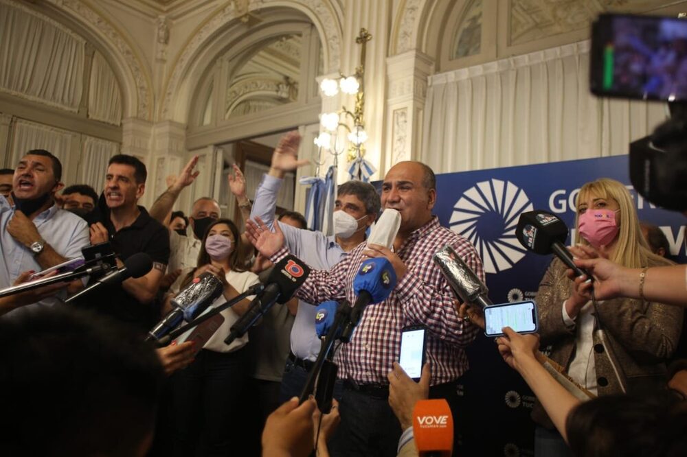 En un domingo negro para el Frente de Todos, el gobernador tucumano se impuso en la interna peronista y también derrotó a JxC En un domingo negro para el Frente de Todos, el gobernador tucumano se impuso en la interna peronista y también derrotó a JxC
