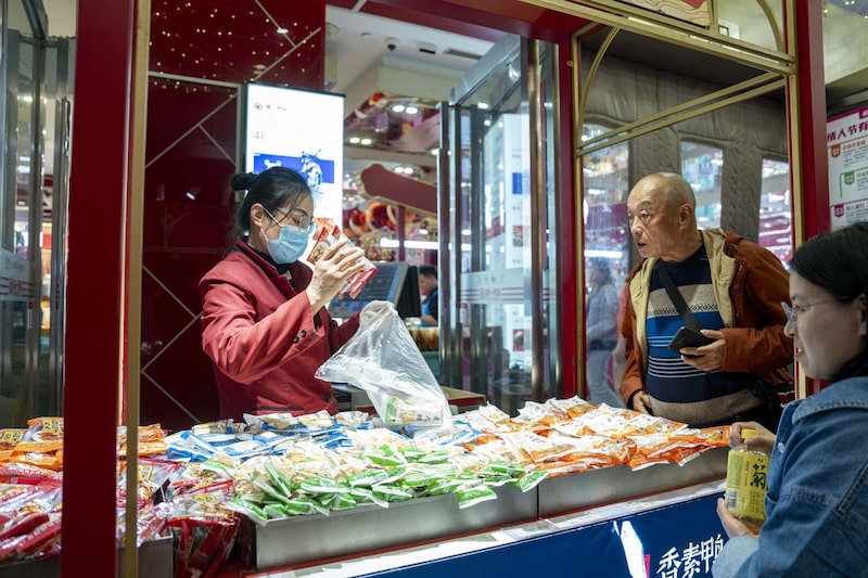Los clientes compran aperitivos en un puesto de comida en la zona comercial de Nanjing Road West, en Shanghái (China).
Fotógrafo: Raul Ariano/Bloomberg Los clientes compran aperitivos en un puesto de comida en la zona comercial de Nanjing Road West, en Shanghái (China).
Fotógrafo: Raul Ariano/Bloomberg