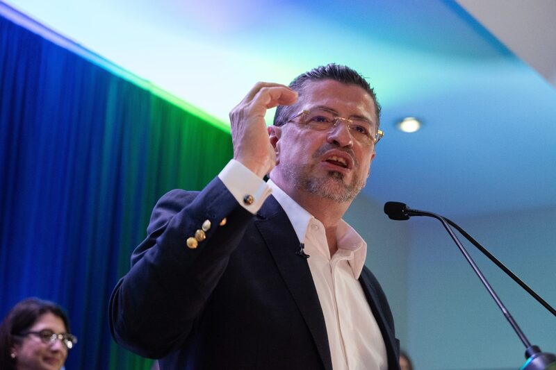 Chaves, execonomista del Banco Mundial, ganó las elecciones presidenciales de Costa Rica en 2022 con promesas de disciplina fiscal después de que su rival José María Figueres renunciara. Chaves, execonomista del Banco Mundial, ganó las elecciones presidenciales de Costa Rica en 2022 con promesas de disciplina fiscal después de que su rival José María Figueres renunciara.