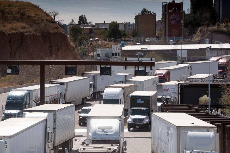 Camiones con remolque en fila para pasar la inspección primaria de carga en el puerto de entrada de Nogales-Mariposa, en la frontera entre Estados Unidos y México, en Nogales, Arizona, EE.UU. Camiones con remolque en fila para pasar la inspección primaria de carga en el puerto de entrada de Nogales-Mariposa, en la frontera entre Estados Unidos y México, en Nogales, Arizona, EE.UU.