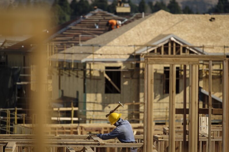 Una casa adosada en construcción en Milpitas, California. Fotógrafo: David Paul Morris/Bloomberg. Una casa adosada en construcción en Milpitas, California. Fotógrafo: David Paul Morris/Bloomberg.