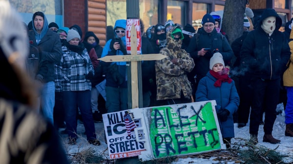 Democratas ameaçam paralisar governo após nova morte por agentes de imigração de Trump Democratas ameaçam paralisar governo após nova morte por agentes de imigração de Trump