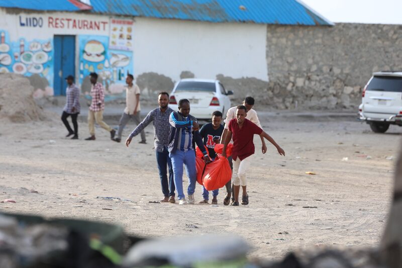 Un atentado suicida en Somalia mata a 32 personas en un popular hotel de playa Un atentado suicida en Somalia mata a 32 personas en un popular hotel de playa