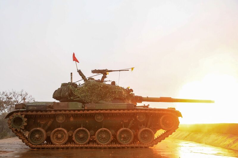 Un tanque M60A3 dispara durante un ejercicio militar de tiro de combate en el condado de Hsinchu, el martes 21 de diciembre de 2021. Un tanque M60A3 dispara durante un ejercicio militar de tiro de combate en el condado de Hsinchu, el martes 21 de diciembre de 2021.