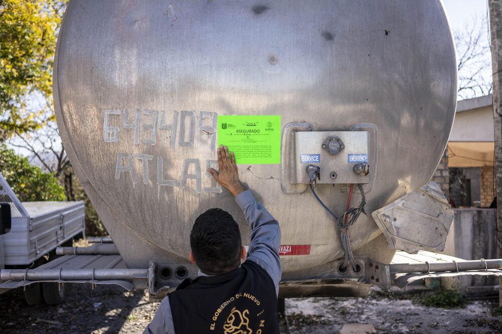 The Inspectors of the State Environmental Prosecutor Marcelino Rangel and Victor Manuel put closure seals on a property in the city of General Escobedo, Nuevo Leon, this due to non-compliance with the norms. The Inspectors of the State Environmental Prosecutor Marcelino Rangel and Victor Manuel put closure seals on a property in the city of General Escobedo, Nuevo Leon, this due to non-compliance with the norms.