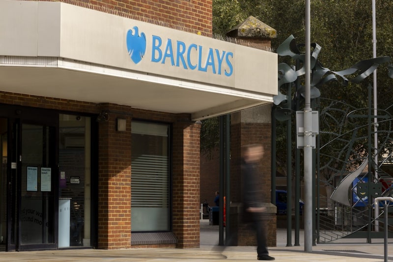 Una sucursal bancaria de Barclays Plc en Woking, Reino Unido. El banco considera que el inicio de una transición política abre espacio para una recuperación económica parcial y para un eventual proceso de reestructuración de la deuda Una sucursal bancaria de Barclays Plc en Woking, Reino Unido. El banco considera que el inicio de una transición política abre espacio para una recuperación económica parcial y para un eventual proceso de reestructuración de la deuda