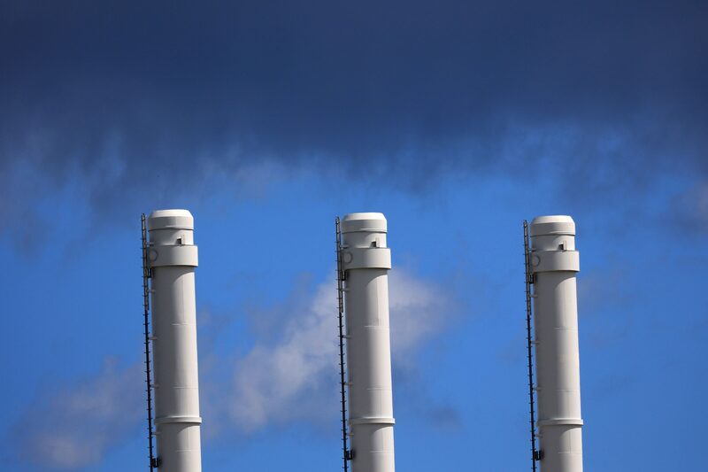 Estructuras de chimenea en la estación de compresión de recepción de gas del gasoducto Nord Stream 1 en Lubmin, Alemania, el lunes 11 de julio de 2022. Los envíos de gas natural ruso a Europa a través del gasoducto Nord Stream a Alemania se detendrán el lunes debido al mantenimiento anual previsto. Fotógrafo: Krisztian Bocsi/Bloomberg Estructuras de chimenea en la estación de compresión de recepción de gas del gasoducto Nord Stream 1 en Lubmin, Alemania, el lunes 11 de julio de 2022. Los envíos de gas natural ruso a Europa a través del gasoducto Nord Stream a Alemania se detendrán el lunes debido al mantenimiento anual previsto. Fotógrafo: Krisztian Bocsi/Bloomberg