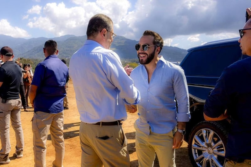 El presidente de Costa Rica, Rodrigo Chaves, recibe a su homólogo de El Salvador, Nayib Bukele, en la ceremonia de la primera piedra del Centro de Alta Contención del Crimen Organizado (CACCO), el 14 de enero de 2026. El presidente de Costa Rica, Rodrigo Chaves, recibe a su homólogo de El Salvador, Nayib Bukele, en la ceremonia de la primera piedra del Centro de Alta Contención del Crimen Organizado (CACCO), el 14 de enero de 2026.
