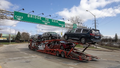 Trump promete dobrar tarifas sobre carros do Canadá para 50% a partir de janeiro Trump promete dobrar tarifas sobre carros do Canadá para 50% a partir de janeiro