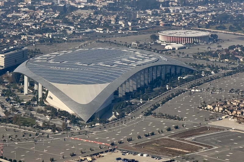 Vista aérea del SoFi Stadium en Inglewood, California, uno de los recintos deportivos más modernos del mundo y sede de los Rams y Chargers de la NFL. Vista aérea del SoFi Stadium en Inglewood, California, uno de los recintos deportivos más modernos del mundo y sede de los Rams y Chargers de la NFL.