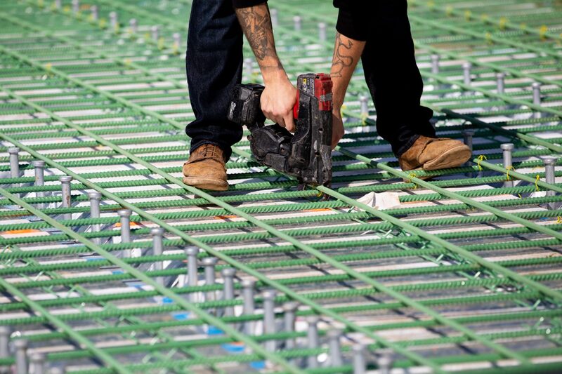 El Ministerio de la Defensa de Guatemala adjudicó la compra de cinco puentes tipo Warren, dos de ellos serán utilizados en el socavón de grandes proporciones que desde hace un mes afecta a miles de conductores por una importante ruta hacia el Pacífico. El Ministerio de la Defensa de Guatemala adjudicó la compra de cinco puentes tipo Warren, dos de ellos serán utilizados en el socavón de grandes proporciones que desde hace un mes afecta a miles de conductores por una importante ruta hacia el Pacífico.