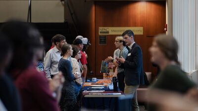 Como este bilionário ajuda universidades de elite a buscar novos talentos Como este bilionário ajuda universidades de elite a buscar novos talentos