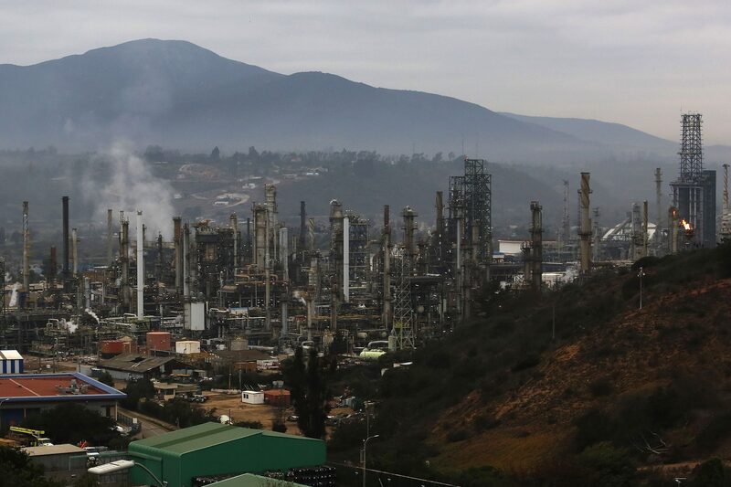La refinería de petróleo de ENAP en un parque industrial en Puchuncaví, Chile. Fotógrafo: Marcelo Hernandez/Getty Images La refinería de petróleo de ENAP en un parque industrial en Puchuncaví, Chile. Fotógrafo: Marcelo Hernandez/Getty Images