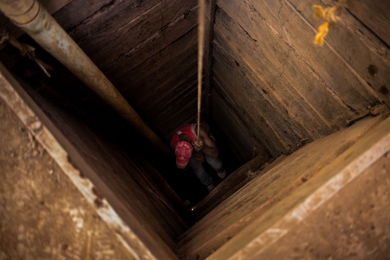 Mineros trabajando en la superficie de una mina situada en El Callao, estado Bolívar, el 27 de febrero de 2018. Mineros trabajando en la superficie de una mina situada en El Callao, estado Bolívar, el 27 de febrero de 2018.