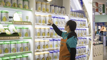 Recall mundial de fórmula infantil desafia plano de renovação de novo CEO da Nestlé Recall mundial de fórmula infantil desafia plano de renovação de novo CEO da Nestlé