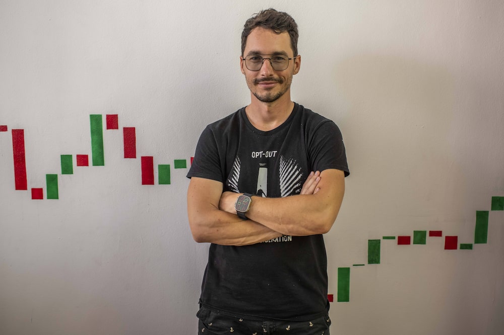 Dusan Matuska fundó un centro de formación sobre bitcóin llamado AmityAge Academy en Roatán, en Próspera. Dusan Matuska fundó un centro de formación sobre bitcóin llamado AmityAge Academy en Roatán, en Próspera.