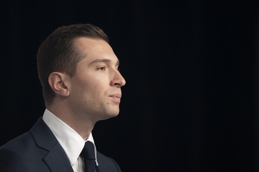 Político substituiu sua mentora, Marine Le Pen, em 2022, no comando do principal partido de extrema-direita da França (Foto: Nathan Laine/Bloomberg) Político substituiu sua mentora, Marine Le Pen, em 2022, no comando do principal partido de extrema-direita da França (Foto: Nathan Laine/Bloomberg)