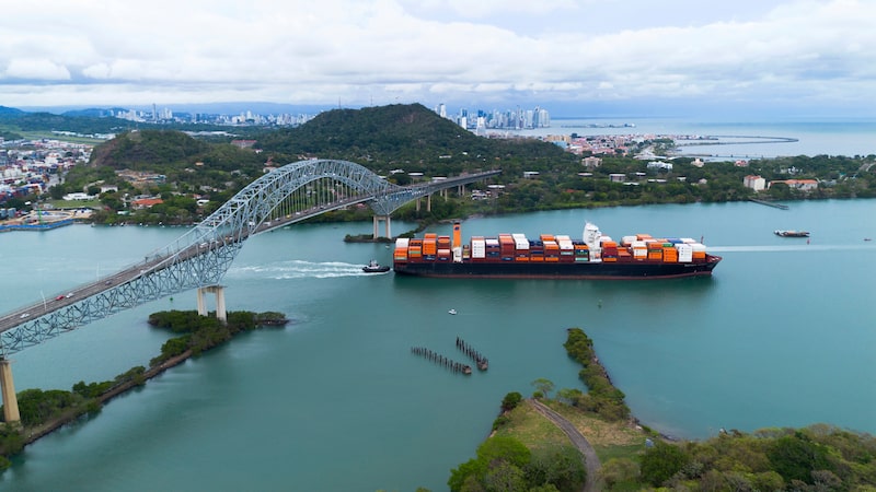 Puente de las Américas en la salida del Canal de Panamá. Puente de las Américas en la salida del Canal de Panamá.