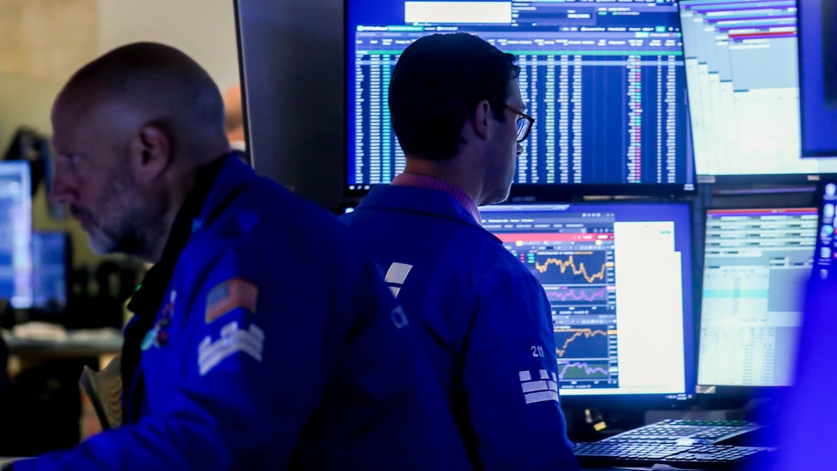 Operadores bursátiles trabajan durante la ceremonia de salida a bolsa (OPI) de Reformation Inc. en la Bolsa de Nueva York (NYSE) en Nueva York, EE.UU.
