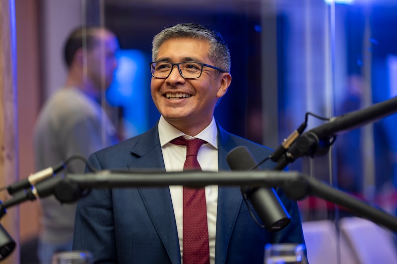 Ministro de Economía de Bolivia, José Gabriel Espinoza. Ministro de Economía de Bolivia, José Gabriel Espinoza.