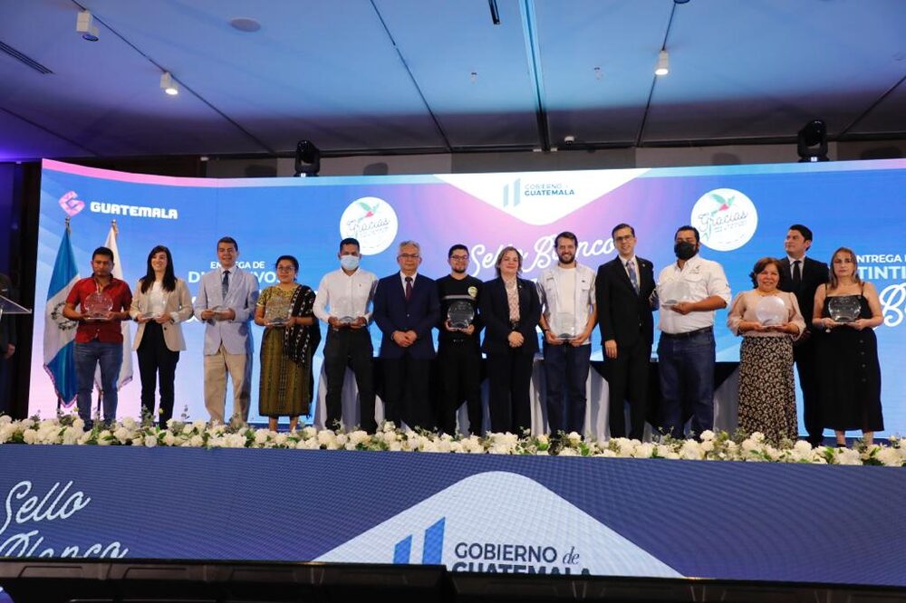 Un nuevo grupo de mipymes guatemaltecas recibieron el distintivo que los acredita como productos de calidad de exportación. Un nuevo grupo de mipymes guatemaltecas recibieron el distintivo que los acredita como productos de calidad de exportación.