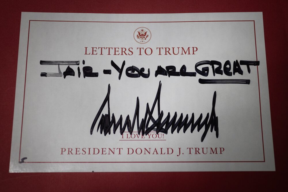 “Jair, eres GRANDE”, dice el autógrafo de Donald Trump en un libro que Bolsonaro muestra con orgullo. “Jair, eres GRANDE”, dice el autógrafo de Donald Trump en un libro que Bolsonaro muestra con orgullo.