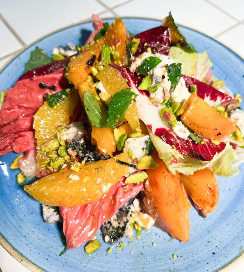 Ensalada de caqui a la parrilla. Fotógrafo: Alexander Gkikas Ensalada de caqui a la parrilla. Fotógrafo: Alexander Gkikas