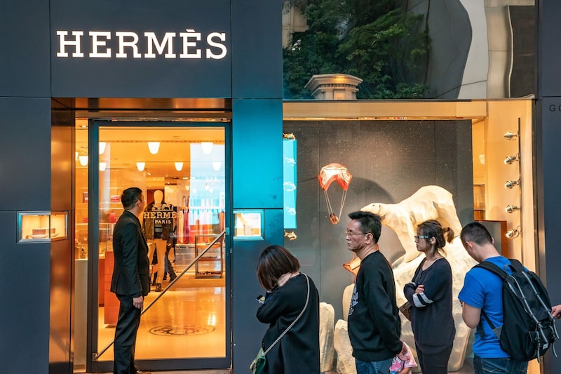 Na semana passada, a Hermès atingiu 249 bilhões de euros em market cap, e ultrapassou a LVMH pela primeira vez. Na semana passada, a Hermès atingiu 249 bilhões de euros em market cap, e ultrapassou a LVMH pela primeira vez.