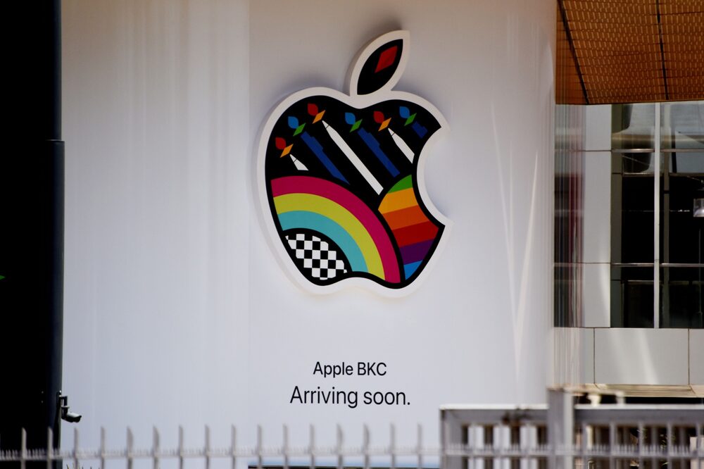 Sinalização de abertura próxima de loja da Apple no Jio World Drive em Mumbai, na Índia, no começo de abril, a primeira da empresa no país (Foto: Indranil Aditya/Bloomberg) Sinalização de abertura próxima de loja da Apple no Jio World Drive em Mumbai, na Índia, no começo de abril, a primeira da empresa no país (Foto: Indranil Aditya/Bloomberg)