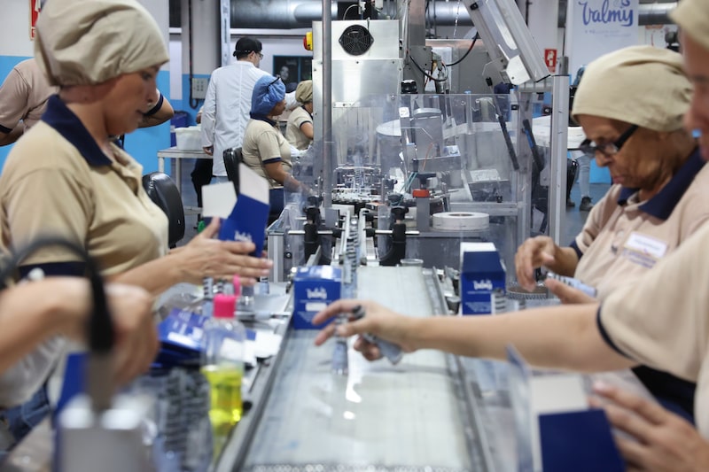 Trabajadores en la planta de Valmy, donde se producen cosméticos y cuidado personal, el 10 de septiembre de 2026. Trabajadores en la planta de Valmy, donde se producen cosméticos y cuidado personal, el 10 de septiembre de 2026.
