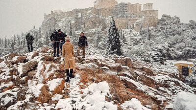 Grécia prorroga paralisação geral após rara tempestade de neve Grécia prorroga paralisação geral após rara tempestade de neve