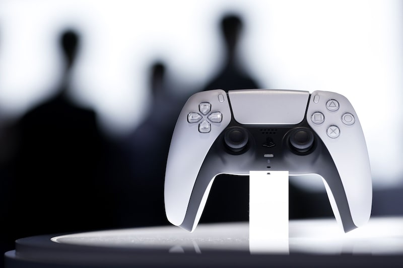 Un control para la consola de videojuegos PlayStation 5 (PS5) Pro de Sony Group Corp. expuesto en la Tokyo Game Show de Chiba, Japón. Un control para la consola de videojuegos PlayStation 5 (PS5) Pro de Sony Group Corp. expuesto en la Tokyo Game Show de Chiba, Japón.