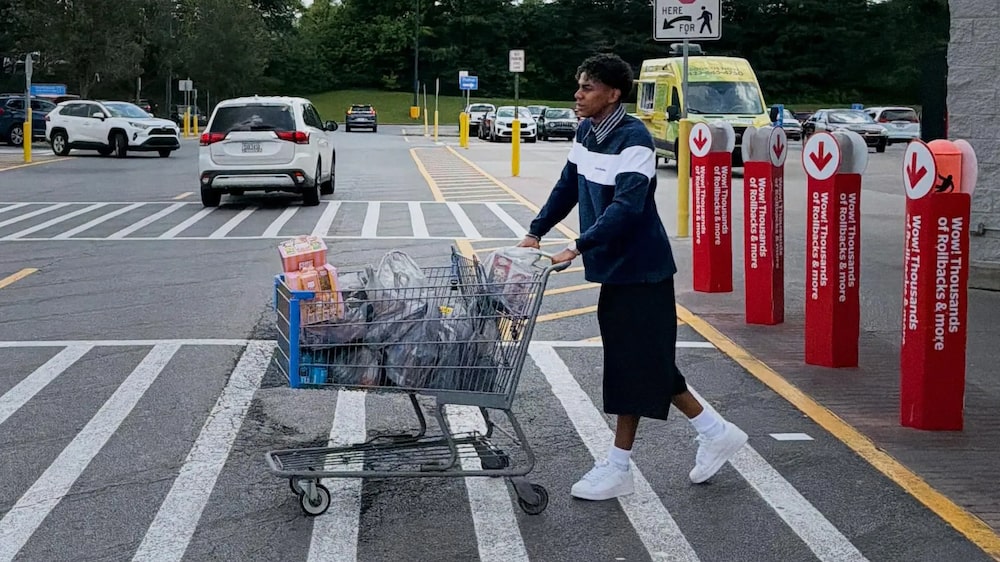 Yamal comprando en Walmart en Fort Oglethorpe, Georgia. Yamal comprando en Walmart en Fort Oglethorpe, Georgia.
