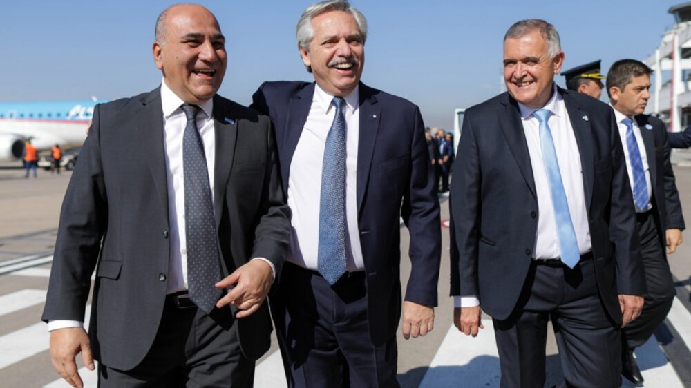 Día de la Independencia. El presidente Alberto Fernández y su jefe de Gabinete, Juan Manzur, son recibidos en el aeropuerto de Tucumán por el gobernador Osvaldo Jaldo. Fuente: Presidencia. Día de la Independencia. El presidente Alberto Fernández y su jefe de Gabinete, Juan Manzur, son recibidos en el aeropuerto de Tucumán por el gobernador Osvaldo Jaldo. Fuente: Presidencia.