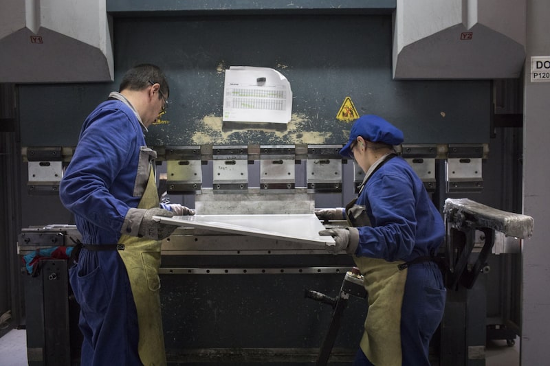 Empleados trabajan en piezas para un refrigerador en la línea de fabricación de electrodomésticos y muebles de cocina en la planta de producción de Challenger SAS en Bogotá, Colombia, el martes 20 de febrero de 2018. Empleados trabajan en piezas para un refrigerador en la línea de fabricación de electrodomésticos y muebles de cocina en la planta de producción de Challenger SAS en Bogotá, Colombia, el martes 20 de febrero de 2018.