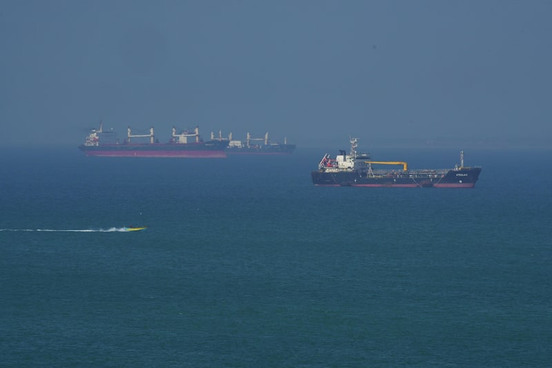 Buques petroleros navegan por el mar cerca de la isla de Qeshm, en Irán, en el estrecho de Ormuz. Fotógrafo: Asghar Besharati/Getty Images. Buques petroleros navegan por el mar cerca de la isla de Qeshm, en Irán, en el estrecho de Ormuz. Fotógrafo: Asghar Besharati/Getty Images.